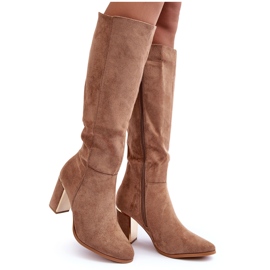 Stivali con tacco alto in pelle scamosciata beige scuro di Kilrenita