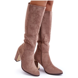 Stivali con tacco alto in pelle scamosciata beige di Kilrenita