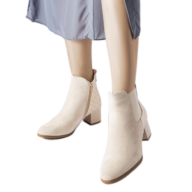 Stivaletti Monte beige con tacco basso