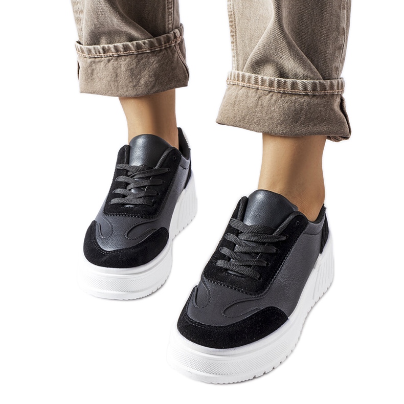 Sneakers nere su spessa piattaforma Seluci nero