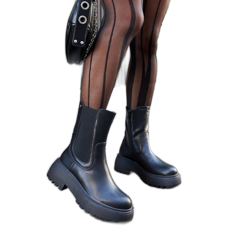 Stivali neri isolati sulla piattaforma nero