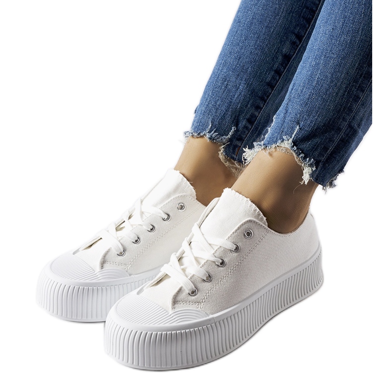 Sneakers bianche su una spessa piattaforma Fortunata bianca