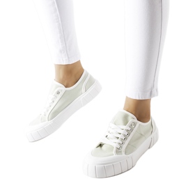Sneakers bianche su una spessa piattaforma Egidio bianca