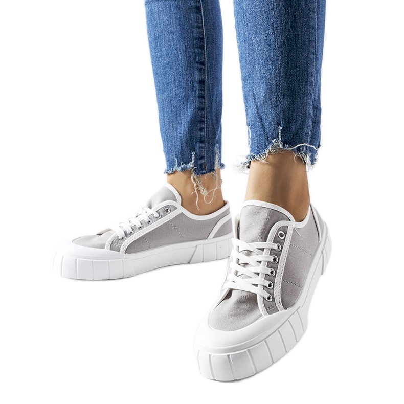 Sneakers grigie su una spessa piattaforma Egidio grigio