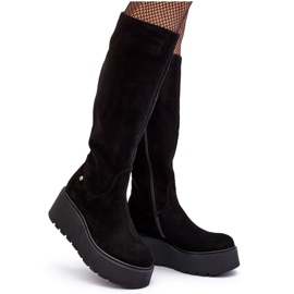 Stivali con zeppa in pelle scamosciata da donna Maciejka 05767-01 Neri nero