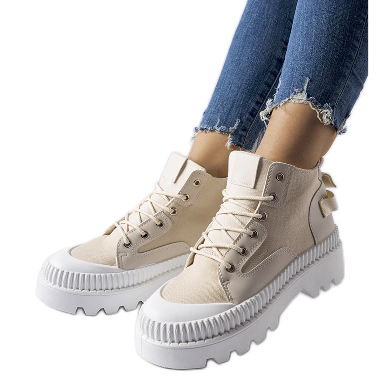 Scarpe da ginnastica beige su una piattaforma alta Grotta