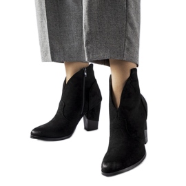 Stivali da cowboy Brunilde isolati con cut-out neri nero