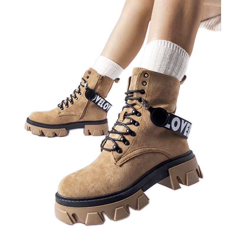 Stivaletti beige con cinturino decorativo staccabile