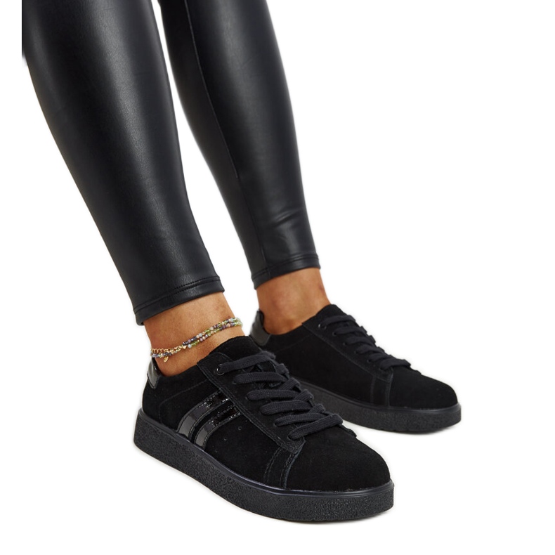 Sneaker stringate in camoscio nero