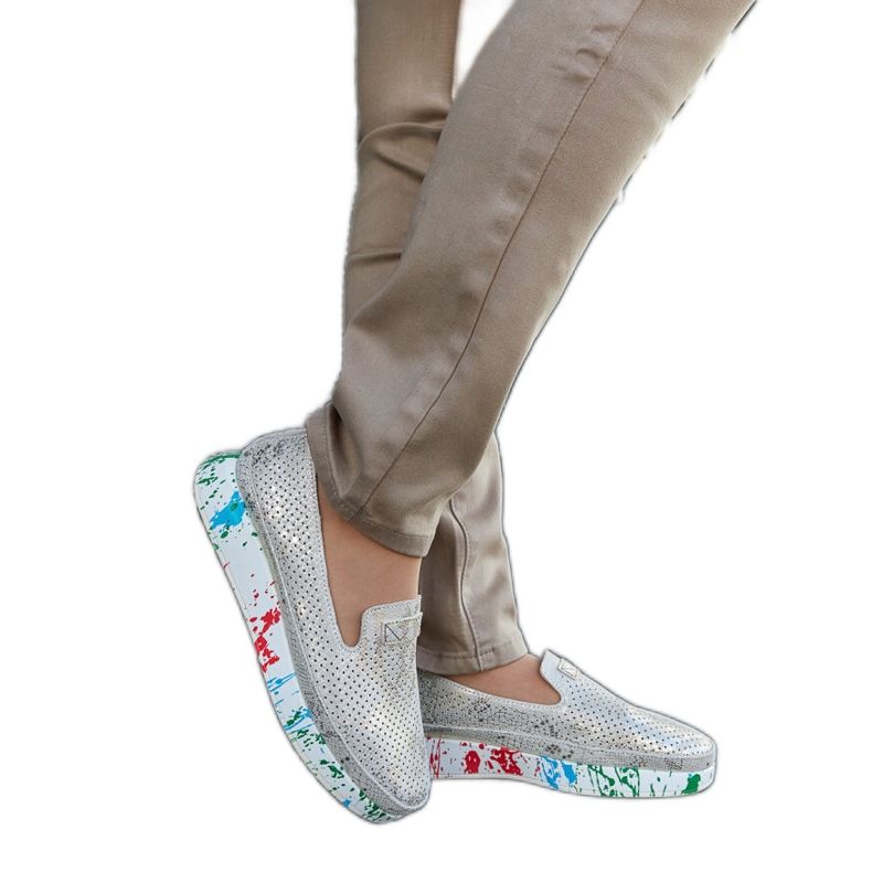 Scarpe beige con zeppa colorata