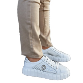 Sneakers in pelle bianca sulla piattaforma bianco