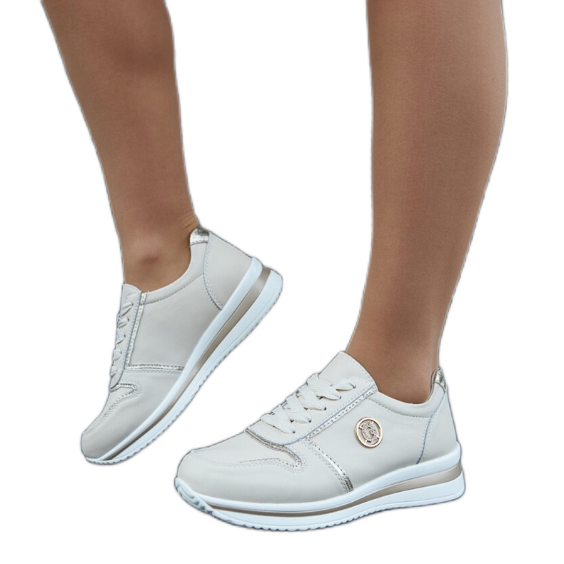 Sneakers in pelle beige con strass
