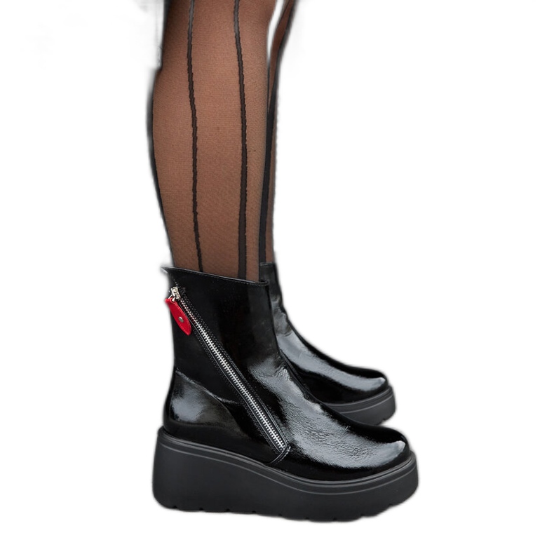 Stivali neri con zeppa isolati nero