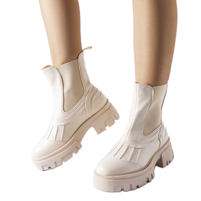 Operai Carruba isolati in massa beige