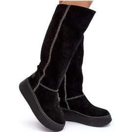 Stivali da donna in pelle scamosciata su una piattaforma massiccia Maciejka 06312-01 Nero
