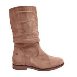 Stivali da donna beige su un tacco piatto con una tomaia increspata