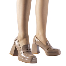 Décolleté in vernice beige con tacco West