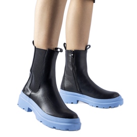 Le scarpe nere di Georgette con la suola blu nero