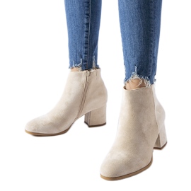 Stivaletti beige con tacco basso di Mapleview