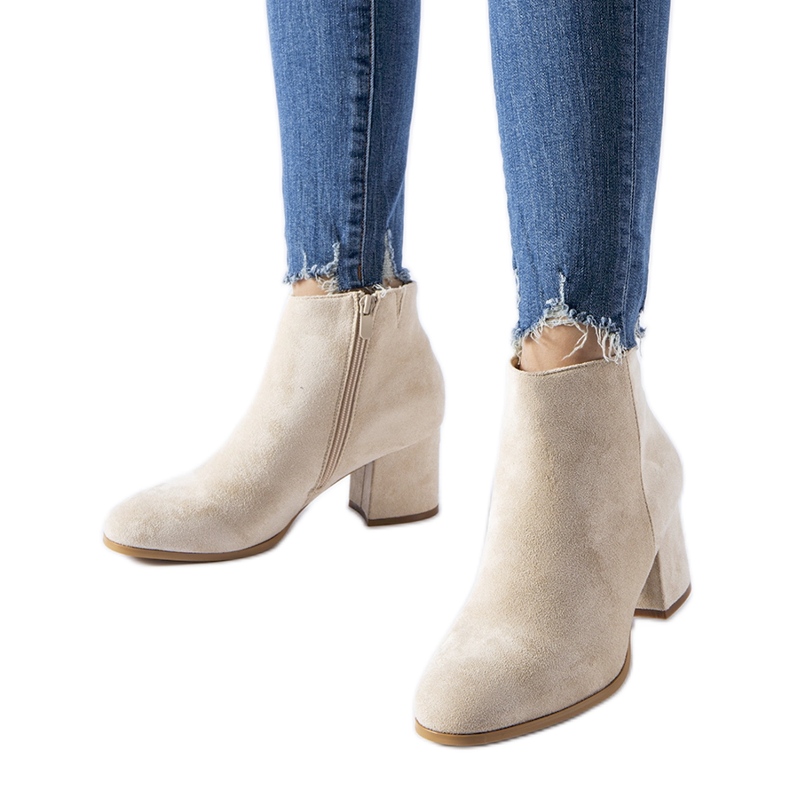 Stivaletti beige con tacco basso di Mapleview