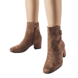 Stivaletti marroni con tacco basso realizzati in eco-suede di Nemaha marrone
