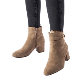 Stivaletti beige con tacco basso e fibbia Sesto