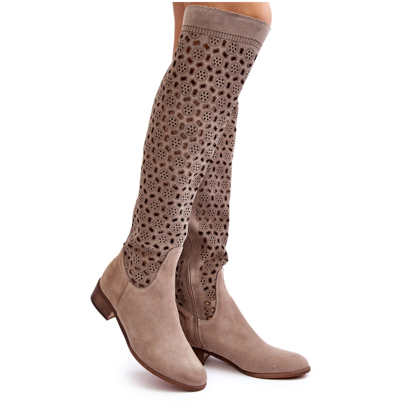 Stivali in pelle scamosciata con motivo traforato, punta beige