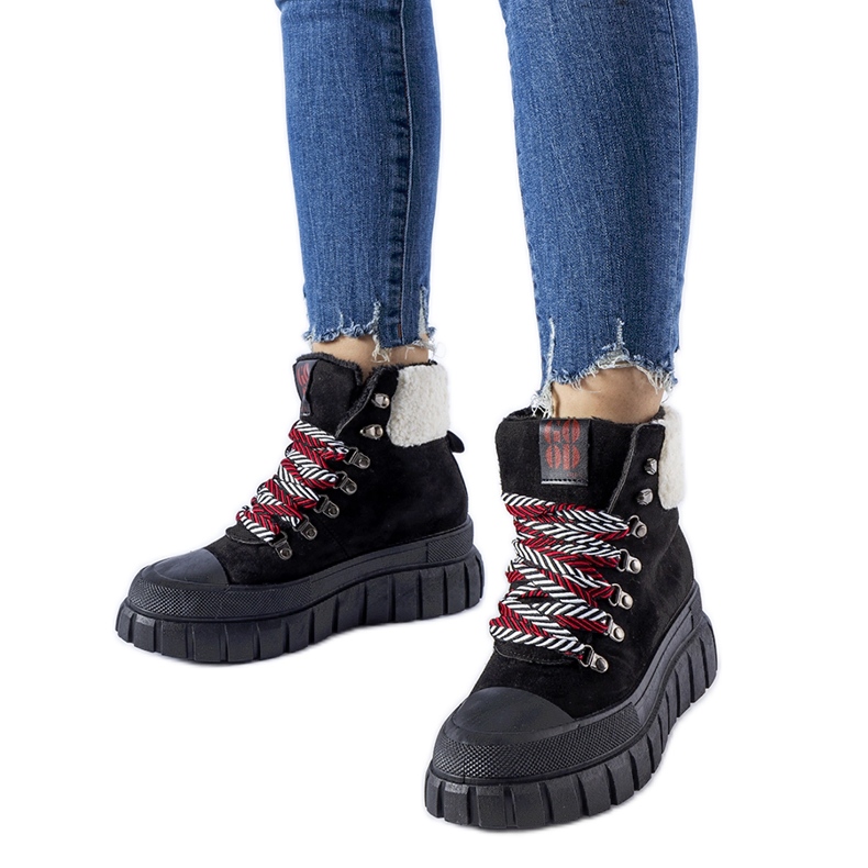 Sneaker isolate nere sulla piattaforma Ottiol nero