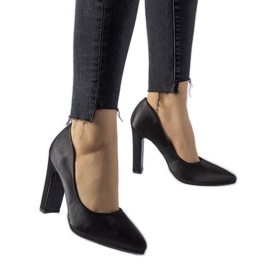 Décolleté a stiletto in raso nero di Rivers