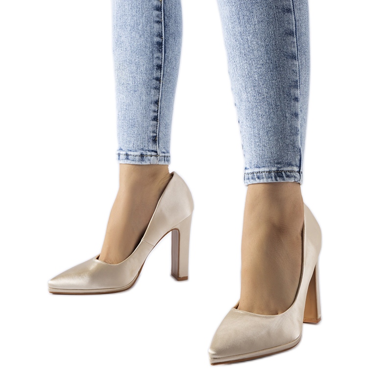 Décolleté a spillo in raso beige di Rivers