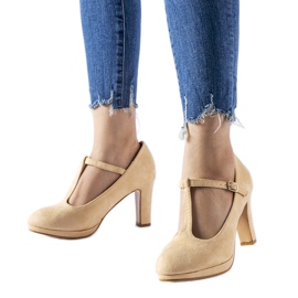 Décolleté beige con tacco alto di LaCaille
