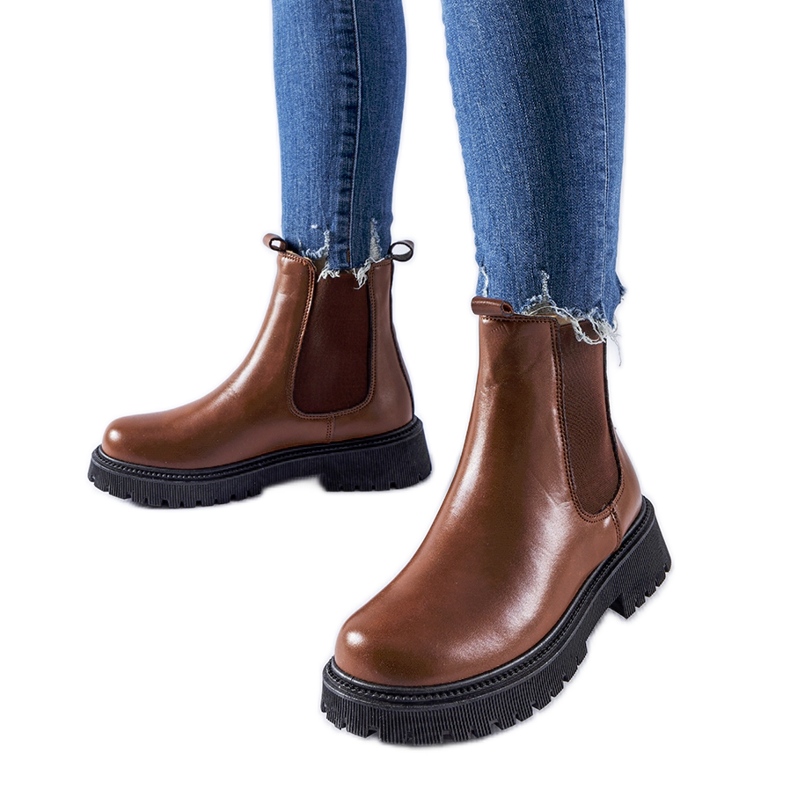 Stivaletti slip-on classici Edgar isolati marroni marrone