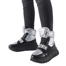 Doposci isolati argento sulla piattaforma Bend