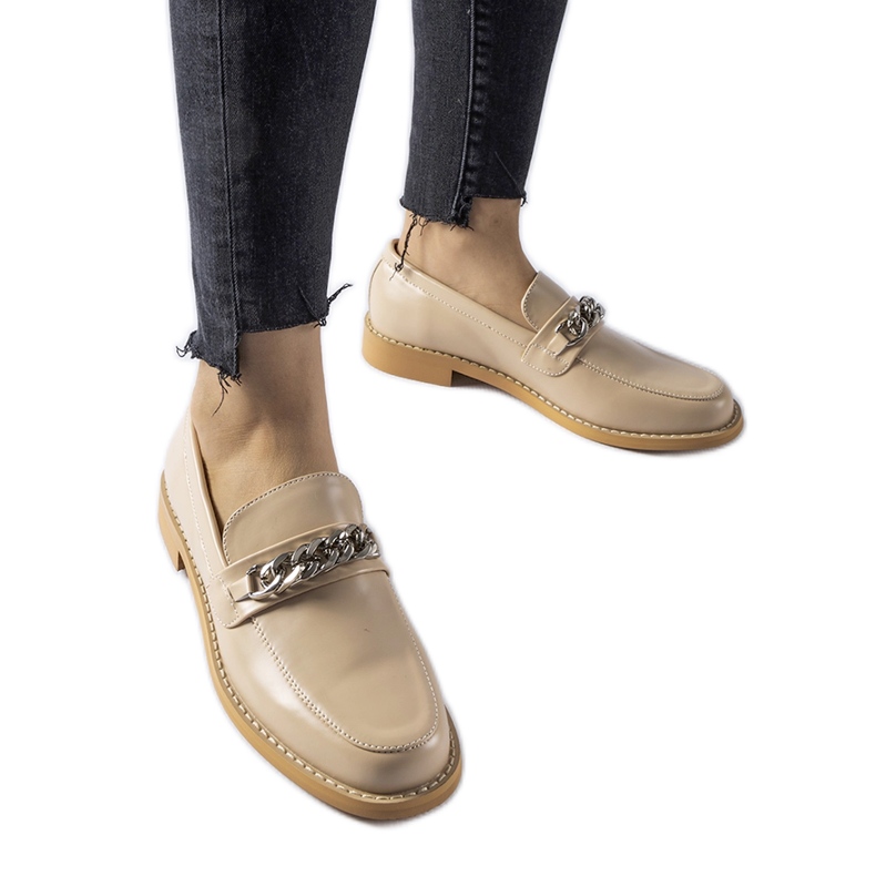 Mocassini beige decorati con catena centrale
