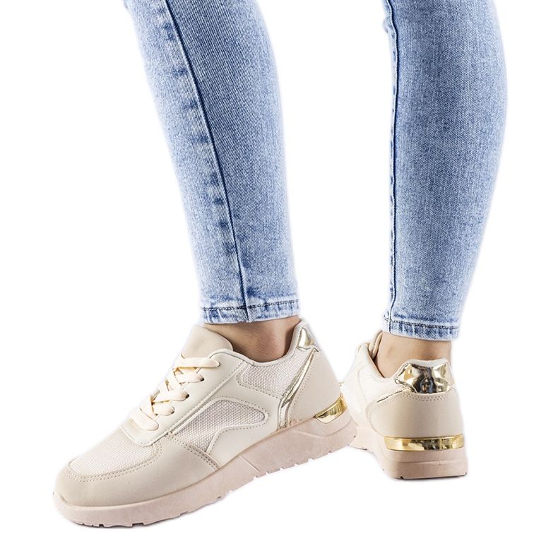 Sneakers beige realizzate con materiali Gallo combinati