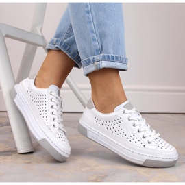 Comode scarpe sportive da donna in pelle traforata, bianche, Rieker L8849-80 bianca
