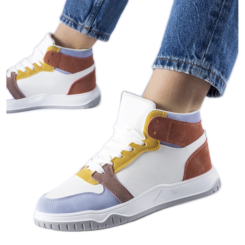 Le sneakers alte viola di Elizabeth