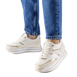 Sneaker beige sulla piattaforma Nutter