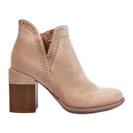 Stivaletti Jolnima beige chiaro su un tacco alto massiccio con un ritaglio