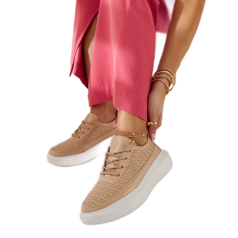 Le sneakers con plateau dorate di Lori d'oro