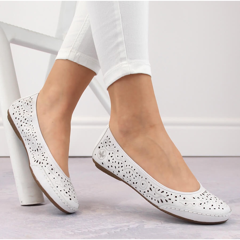 Comode ballerine da donna traforate in pelle, bianche Rieker 41460-80 bianca