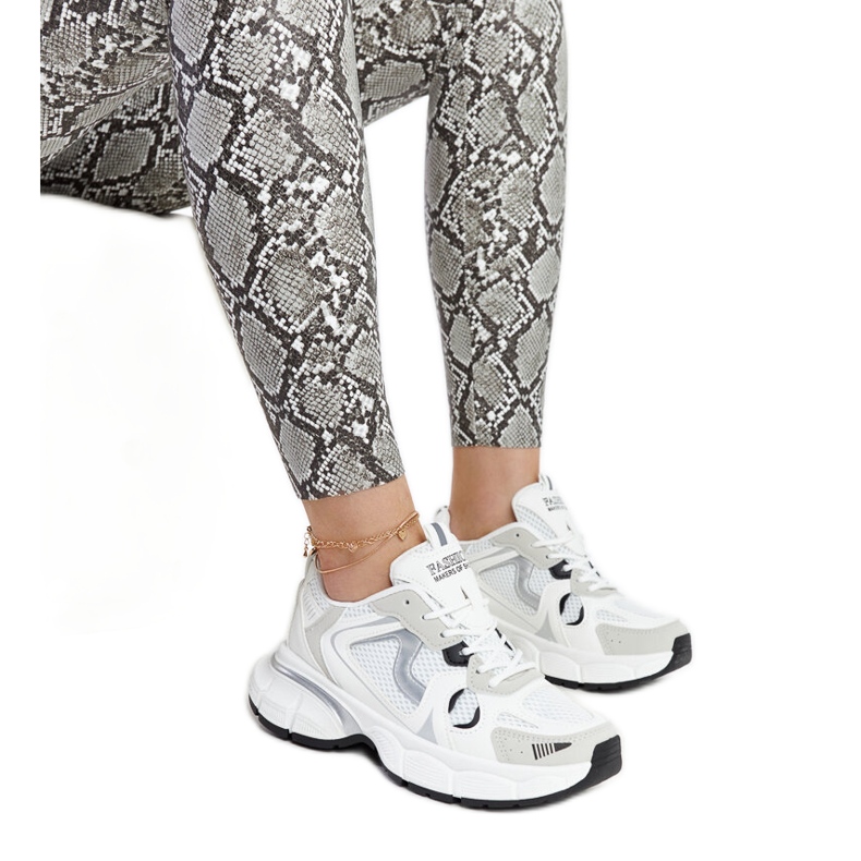 Sneakers bianche con massiccia suola giacobina bianca