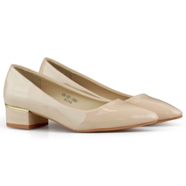 Décolleté in vernice beige con tacco basso