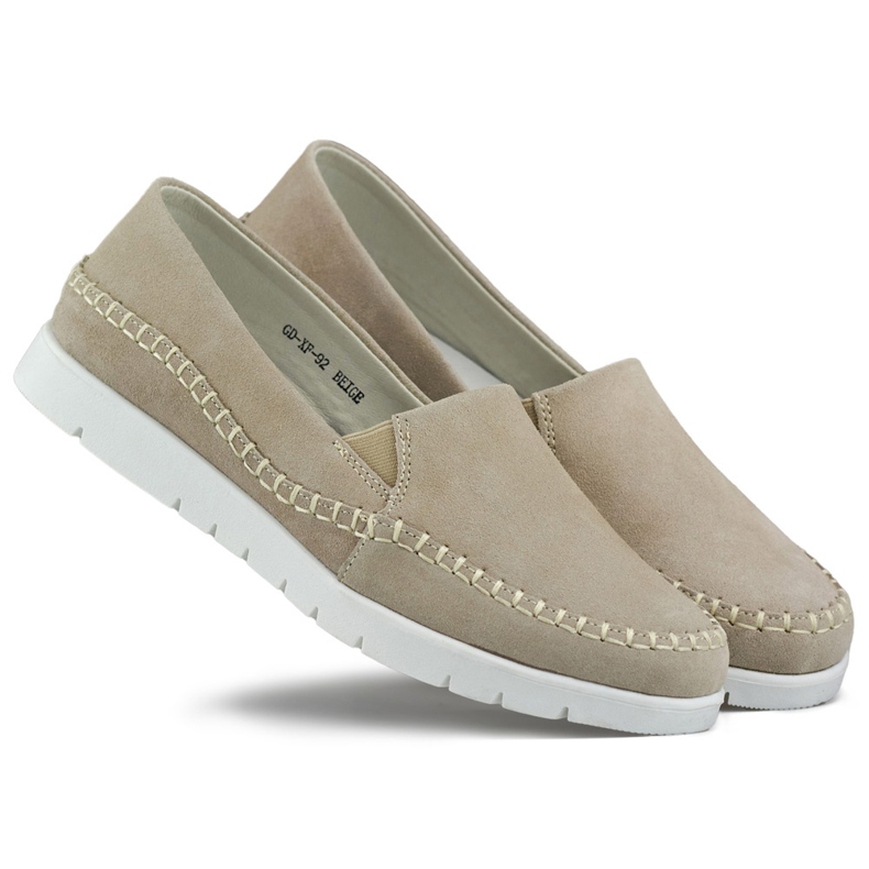 Comode scarpe da donna realizzate in pelle naturale con suola piatta beige