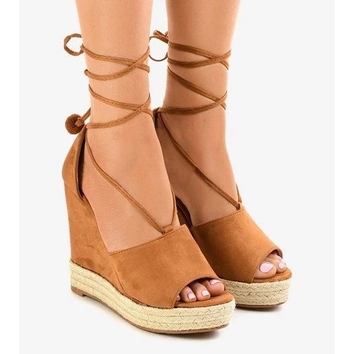 Mocassini beige sulla piattaforma e mocassini beige da donna