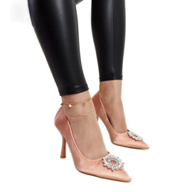 Decolleté beige con finitura satinata e strass di Susegana