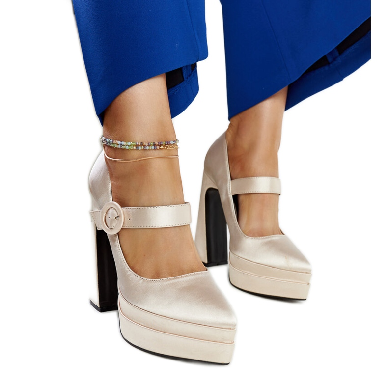 Décolleté beige chiaro con tacco alto di Mikea