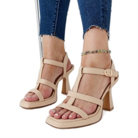 Sandali con tacco alto beige chiaro realizzati in ecopelle Pirjo