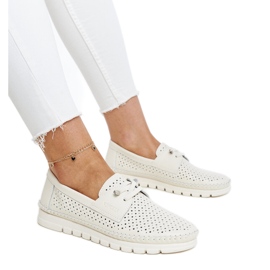 Scarpe traforate in pelle beige di Vinceza