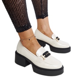 Scarpe con tacco alto in vernice beige di Vinceza